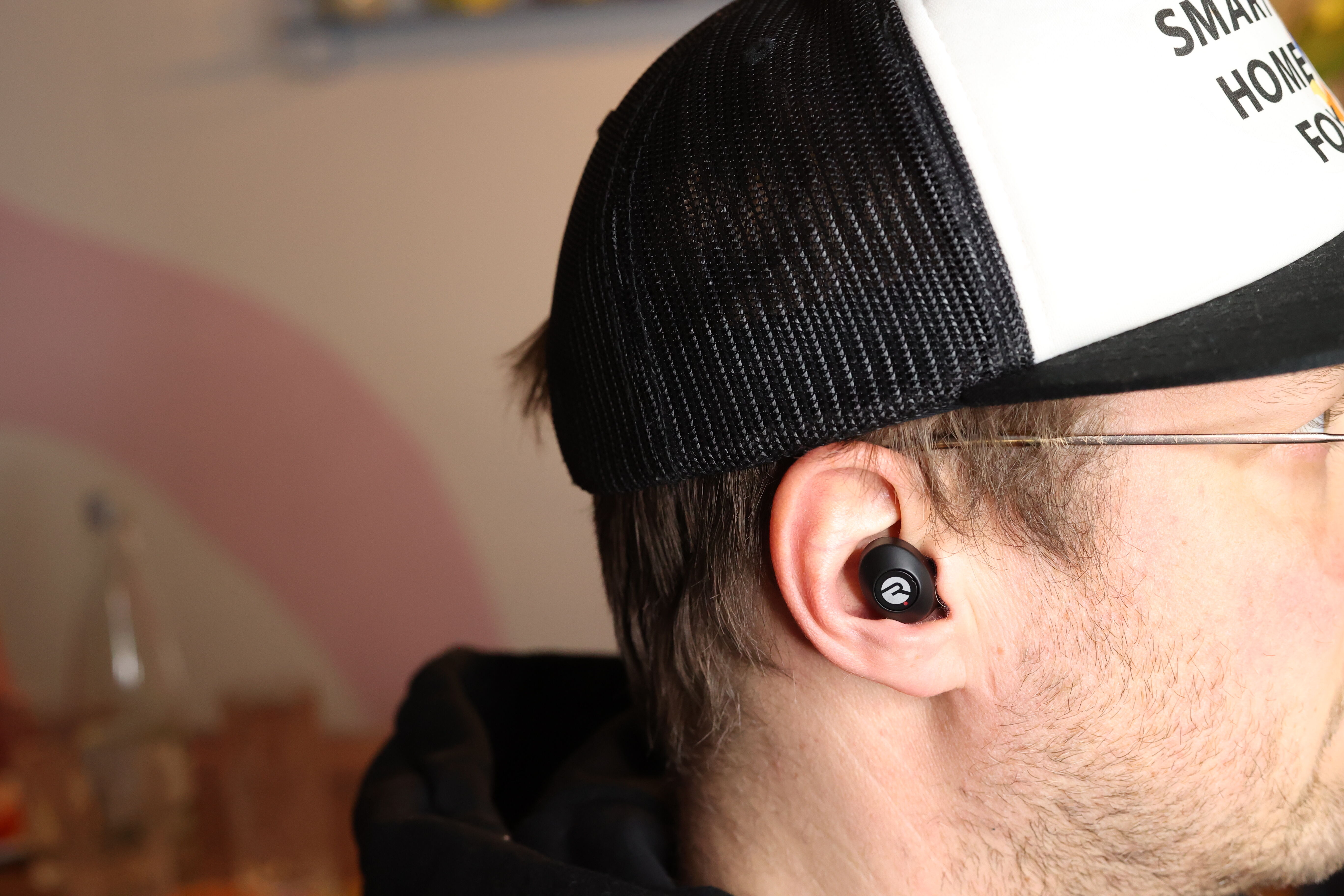 Raycon In Ear Kopfhörer im Ohr des Testers